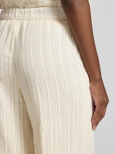 Frauenmodel trägt Hose mit elastischem Bund und Eingrifftaschen von Jake*s Studio Woman, cremefarbener Baumwoll-Mix, Detailaufnahme Hüfte
