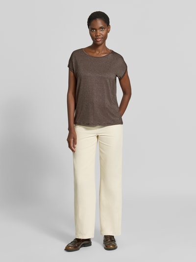Frauenmodel trägt Loose Fit T-Shirt aus Viskose-Mix Modell 'LAVA' von VERO MODA, braun, kombiniert mit heller Hose, Ganzkörperansicht von vorne.