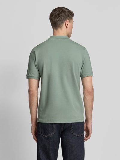 Męski model nosi Slim Fit Poloshirt mit Logo-Stitching von Gant, zielony, z bawełny, krój slim fit, kołnierzyk polo, krótki rękaw, długość tyłu w rozmiarze M: 70 cm, całkowity widok z tyłu.