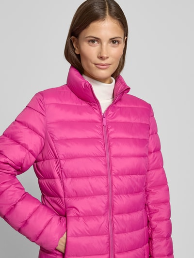 Vrouwenmodel draagt Gewatteerd jack met opstaande kraag van Christian Berg Woman Selection, regular fit, fuchsia, ritssluiting, ritszakken, ruglengte maat 36: 64 cm, schouderbreedte: 41 cm, borstwijdte: 52 cm, mouwlengte: 64 cm, close-up bovenlichaam.