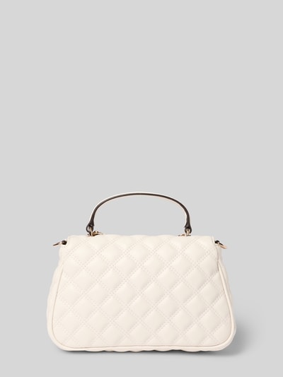 Produktfoto, cremefarbene Handtasche mit Steppnähten Modell 'GIULLY II' von Guess, Label-Applikation, Tragehenkel, glatte Textur, 21x16x6 cm, Schulterriemen 116 cm, Hauptfach mit Überschlag und Magnetverschluss.
