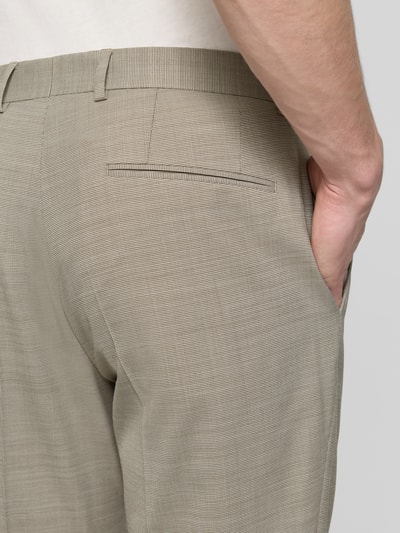 Männermodel trägt Regular Fit Anzughose mit Schurwoll-Anteil Modell 'Leon' von BOSS in Melange-Optik, Muster: Kariert, Material-Mix, Detailaufnahme Rückansicht.