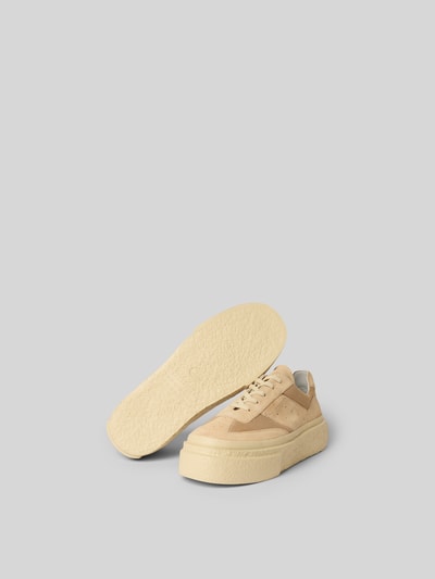 Produktfoto, Plateau-Sneaker mit Belüftungslöchern von MM6 Maison Margiela in Beige, abgerundete Form, Schnürverschluss, strukturierte Plateausohle, Label-Detail, Größe 44 mit 5 cm Absatzhöhe und 9 cm Schafthöhe, texturierte Sohle auf hellem Hintergrund.