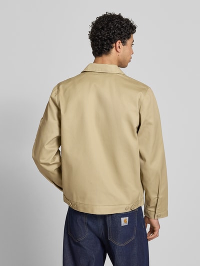 Männermodel trägt Jacke mit Reißverschluss Modell 'UNLINED EISENHOWER' von Dickies aus Material-Mix in Beige, Regular-Fit, Eingrifftaschen, Label-Detail, Rückenlänge bei Größe M: 67 cm, Schulterbreite: 39 cm, Brustweite: 53 cm, Ärmellänge: 66 cm, Ganzkörperansicht Rückansicht.
