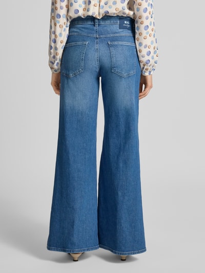 Frauenmodel trägt Flared Fit Jeans im 5-Pocket-Design von MAC in mittlerem Blau, Baumwoll-Mix, Detailansicht Rückansicht.