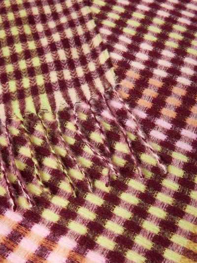 Produktfoto, kariertes Muster in Weinrot, Rosa, Gelb und Creme, weiche Textur, Fransen am Rand, Schal mit Fransen Modell 'AMALIE' von PIECES, Damen Schal