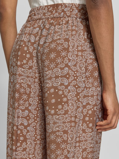 Frauenmodel trägt Relaxed Fit Culotte aus Viskose-Mix von s.Oliver RED LABEL in Braun mit weißem Paisley-Muster, Nahaufnahme Hüfte, Damen Culotte von s.Oliver RED LABEL.