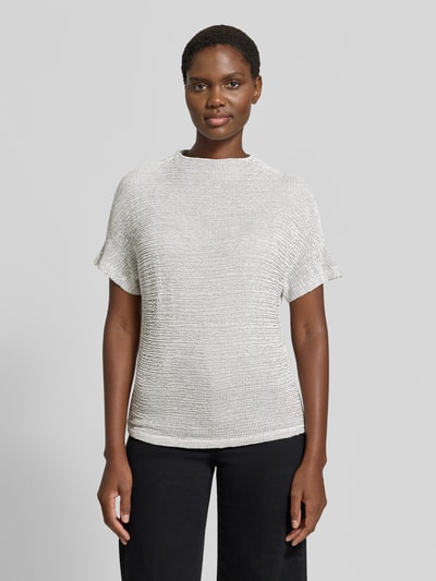 Frauenmodel trägt T-Shirt aus Viskose-Mix mit Rundhalsausschnitt Modell 'Kutie' von someday, schwarz-weiß gemustert, Ganzkörperansicht von vorne. Damen T-Shirt, Regular Fit, Stretch-Anteil, Rückenlänge 59 cm bei Größe 36.