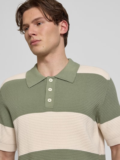 Männermodel trägt Regular Fit Poloshirt aus reiner Baumwolle von Marc O'Polo Denim, Two Tone Optik, Strickstruktur, Nahaufnahme Oberkörper.