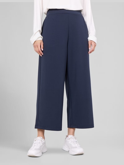 Frauenmodel trägt unifarbene, dunkelblaue Stoffhose in verkürzter Passform Modell 'Siham' von Soyaconcept, Material-Mix, Ganzkörperansicht von vorne.