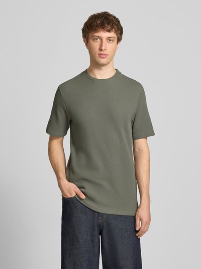 Männermodel trägt Regular Fit T-Shirt aus Baumwoll-Mix Modell 'TOBIE' von Only & Sons in Unifarbe mit Waffel-Struktur, Ganzkörperansicht von vorne.