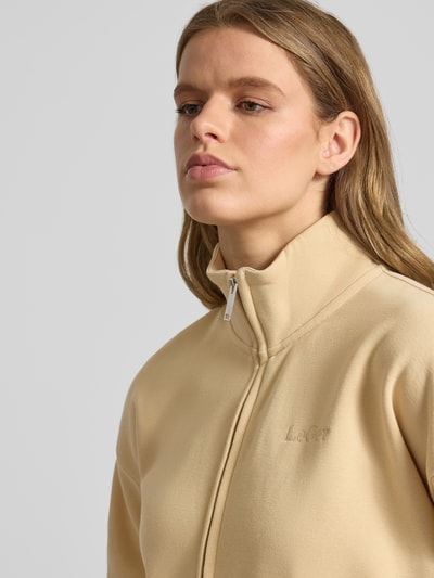Modelka kobieca nosi Sweatjacke mit Stehkragen Modell 'Tanisha' von LeGer by Lena Gercke, beżowy, bawełna, oversize, zbliżenie górnej części ciała.