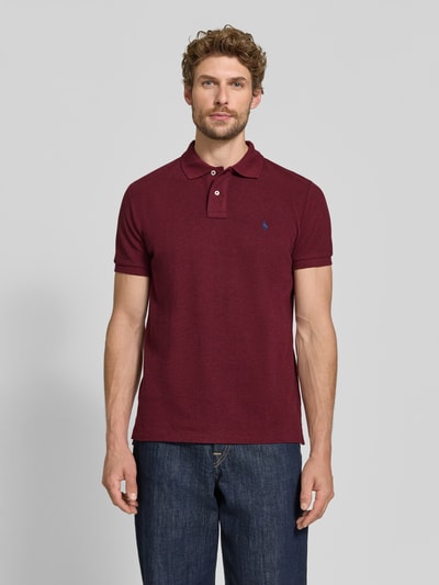 Männermodel trägt Regular Fit Poloshirt aus reiner Baumwolle von Polo Ralph Lauren in Dunkelrot, glatte Oberfläche, Ganzkörperansicht von vorne. Herren Poloshirt von Polo Ralph Lauren