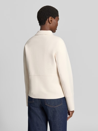 Frauenmodel trägt Slim Fit Blazer aus Baumwoll-Mix von White Label in Creme mit Ziernähten und Pattentaschen, Ganzkörperansicht Rückansicht.