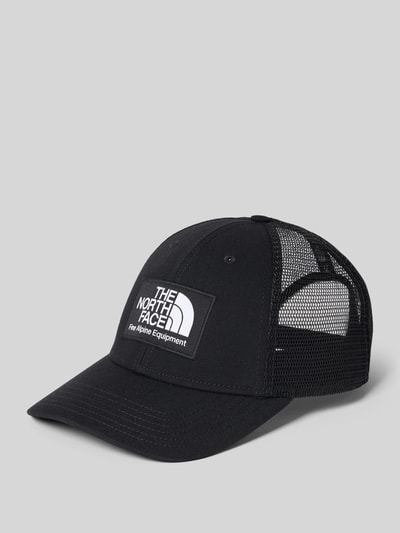 Produktfoto, Trucker Cap mit Label-Patch von The North Face, czarny kolor, sztywny daszek, siateczkowe boki, regulowany pasek z tyłu