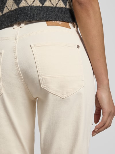 Frauenmodel trägt Slim Fit Hose mit aufgesetzten Taschen Modell 'Iowa' von MAC in Creme, Baumwoll-Mix, Detailaufnahme Rückansicht.