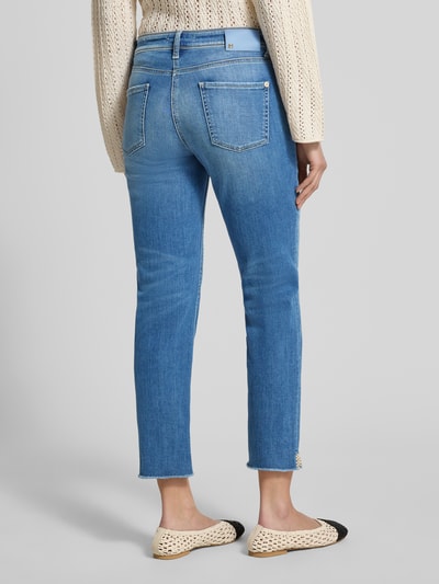 Frauenmodel trägt Slim Fit Jeans aus Baumwoll-Mix in verkürzter Passform von Cambio, 5-Pocket-Design, Kontrastnähte, Ganzkörperansicht Rückansicht.