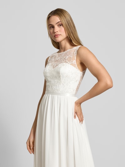 Kobiece model prezentuje Sukienka wieczorowa z koronką i tasiemką w talii od Luxuar, taliowany krój, długa sukienka, okrągły dekolt, długość tyłu 153 cm, szerokość klatki piersiowej 40 cm, rozmiar 36, jasny kolor, gładka tekstura spódnicy, detal koronki, półzbliżenie od przodu.