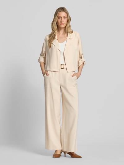 Frauenmodel trägt Loose Fit Weite Hose aus Viskose-Mix von s.Oliver BLACK LABEL, Optik: Unifarben, Ganzkörperansicht von vorne.