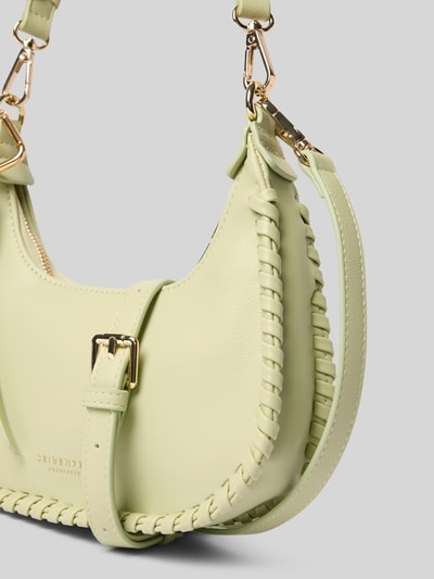 Produktfoto, Damen Half Moon Bag von Seidenfelt, Modell 'LILJENDAL', Label-Detail, Hauptfach mit Reißverschluss, verstellbarer Schultergurt, Breite 18 cm, Länge 19 cm, Tiefe 6 cm, Länge Schulterriemen 118 cm, hellgrün, glatte und geflochtene Lederstruktur, goldfarbene Details