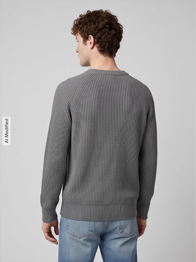 Männermodel trägt Regular Fit Pullover aus reiner Baumwolle Modell 'BRAUN' von Selected in Grau mit Rippenstruktur, Herren Pullover, Ganzkörperansicht Rückansicht, KI-modifiziertes Bild.