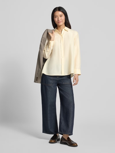 Frauenmodel trägt Regular Fit Langarmbluse aus reiner Seide Modell 'PALANCA' von Max Mara, Weekend Max Mara in Creme, Ganzkörperansicht von vorne