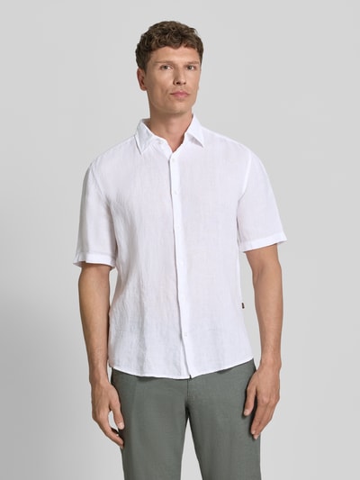 Männermodel trägt Regular Fit Leinenhemd mit kurzem Arm Modell 'RASH_2_M' von BOSS Orange in Weiß, feine Textur, Ganzkörperansicht von vorne. Hemd unifarben mit Kentkragen, durchgehender Knopfleiste und Rückenpasse, reine Leinenqualität.