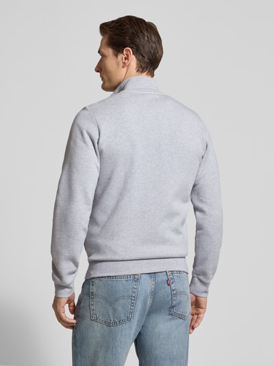 Männermodel trägt Regular Fit Sweatjacke aus Baumwoll-Mix von Lacoste, Optik: Unifarben, Relaxed-Fit, Reißverschluss, Ganzkörperansicht Rückansicht