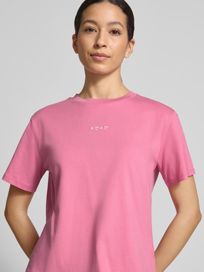 Frauenmodel trägt Boxy Fit T-Shirt aus reiner Baumwolle von Tom Tailor Denim in Optik: Unifarben, Motiv-Stitching, Feinripp, Nahaufnahme Oberkörper.