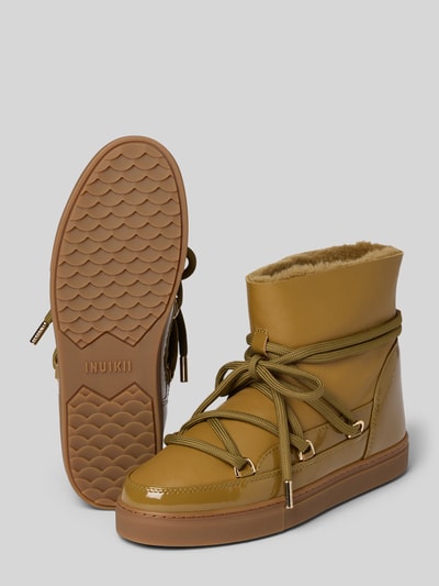 Produktfoto, Boots mit Logo-Detail von INUIKII in Olivgrün mit Schnürverschluss und leicht profilierter Sohle, abgerundete Passform