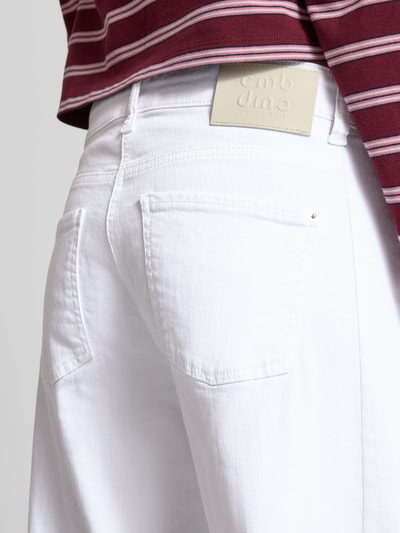 Frauenmodel trägt Wide Fit Stoffhose im 5-Pocket-Design Modell 'Oria' von Cambio, Baumwoll-Mix, Weiß, verkürzte Passform, Detailaufnahme Rückansicht.