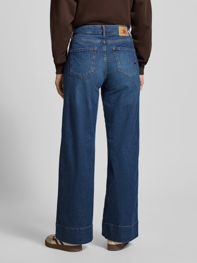 Vrouwenmodel draagt Wide Leg Jeans met Eingrifftaschen van Buena Vista, blauwe denim, used-look, wijde pijpen, volledig achteraanzicht.