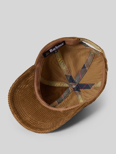 Produktfoto, Cap aus reiner Baumwolle von Barbour in Braun mit strukturierter Oberfläche und gemustertem Innenfutter auf grauem Hintergrund