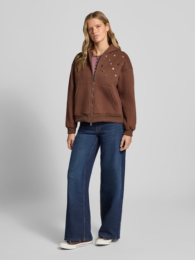 Vrouwenmodel draagt bruine Sweatjacke met Kapuze Modell 'TRUFFLE' van DAISY STREET, katoen, relaxed fit, knopen, Känguru-Tasche, Ganzlichaamsvooraanzicht.