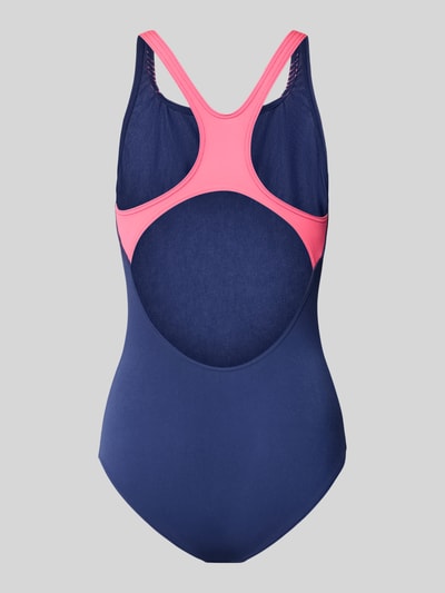 Frauenmodel trägt Slim Fit Badeanzug mit Logo-Print von Arena in Dunkelblau und Pink, Rundhalsausschnitt, Ärmelloses-Design, Ganzkörperansicht Rückansicht.