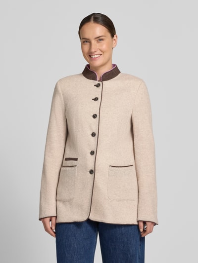 Vrouwenmodel draagt Slim Fit Blazer aus Lanawolle-Mix mit Stehkragen van White Label, beige, knoopsluiting, opgestikte zakken, damessak, geheel vooraanzicht, context: slim fit, lanawolmix, knoopsluiting, opgestikte zakken, ruglengte maat 36: 70 cm, borstwijdte maat 36: 50 cm, mouwlengte maat 36: 63 cm.