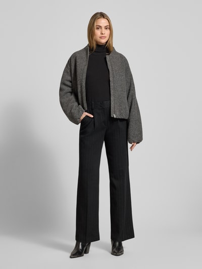 Frauenmodel trägt Regular Fit Weite Hose mit Baumwoll-Anteil von Tom Tailor, Optik: Unifarben, Muster: Gestreift, Label-Patch, Effektgarn, Gürtelschlaufen, Verschluss: Schiebehaken mit verdecktem Reißverschluss, seitliche Eingrifftaschen, Ganzkörperansicht von vorne.