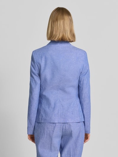 Frauenmodel trägt Regular Fit Blazer aus Leinen-Mix mit Paspeltaschen von Christian Berg Woman Selection, Hellblau, Struktur, Ganzkörperansicht Rückansicht. Rückenlänge 60 cm, Brustweite 46 cm, Ärmellänge 60 cm, Leinen-Baumwoll-Anteil.
