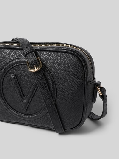 Produktfoto, Camera Bag mit Logo-Detail Modell 'Covent' von VALENTINO BAGS, czarna faktura, złote detale, strukturalna skóra, kontekst: damska torba, główna komora na zamek, wąski pasek na ramię, szerokość 23 cm, wysokość 16 cm, głębokość 9 cm, pasek 132 cm.