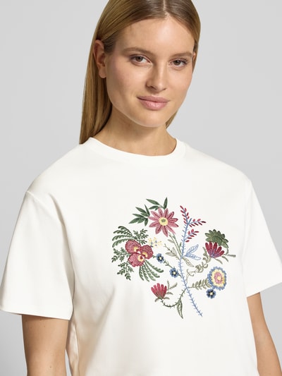 Vrouwenmodel draagt Regular Fit T-shirt uit puur katoen model 'SABATO' van Weekend Max Mara, effen kleuren, floral-stitching, ronde hals, korte mouw, fijnrib, detailopname bovenlichaam.