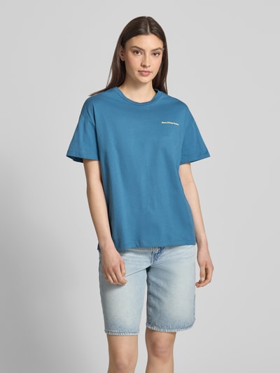 Frauenmodel trägt Relaxed Fit T-Shirt aus reiner Baumwolle - Special Drop von Marc O'Polo Denim, Optik: Unifarben, Passform: Relaxed-Fit, Label-Print, Rundhals-Ausschnitt, Ärmelform: Kurzarm, Material: Reine Baumwolle, Ganzkörperansicht von vorne.