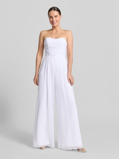 Frauenmodel trägt Jumpsuit mit Schnürung von Laona in Weiß mit Herz-Ausschnitt, Drapierungen, Ärmelloses-Design, Taillierte Passform, Reißverschluss auf der Rückseite, Gesamtlänge 134 cm, Rückenlänge 15 cm, Brustweite 29 cm, Innenbeinlänge 87 cm, Ganzkörperansicht von vorne.