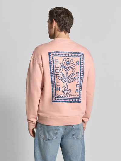 Scotch & Soda sweter o kroju relaxed fit z nadrukiem z logo Brudnoróżowy 5