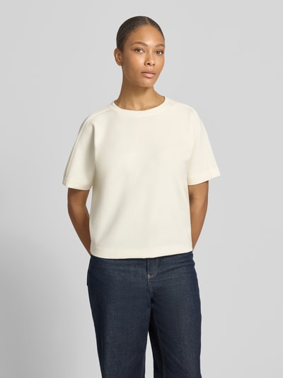 Frauenmodel trägt T-Shirt aus Modal-Mix mit Rundhalsausschnitt Modell 'Gosa' von OPUS in Creme, glatte Textur, Regular Fit, Ganzkörperansicht von vorne.