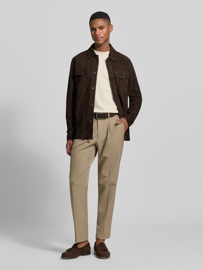 Mannelijk model draagt Regular Fit Hemdjacke aus Ziegenleder van Profuomo, heren geitenleer, regular fit, kentkraag, borstzakken, ganzkörperansicht van voren