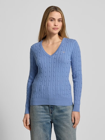 Modelka kobieca nosi Strickpullover mit Zopfmuster und Label-Stitching od Gant, bawełniany mix, slim fit, niebieski, przód, zbliżenie na górę.