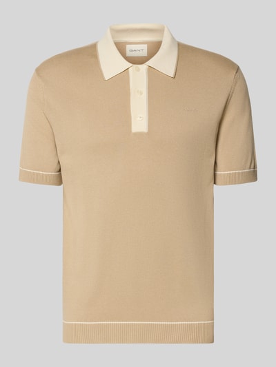 Produktfoto, Slim Fit Poloshirt mit Logo-Stitching von Gant in Beige, Baumwoll-Modal-Mix, kurze Knopfleiste, Polokragen, glatte Textur.