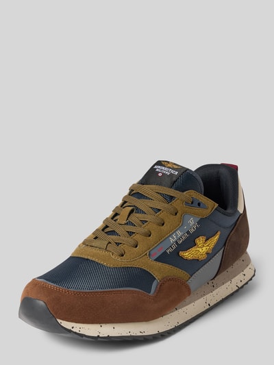 Produktfoto, Sneaker mit Logo-Detail Modell 'Firenze' von Aeronautica Militare, Braun-Blau-Töne, abgerundete Form, profilierte Sohle, Herren Sneaker, Details zum Absatz und Schaft