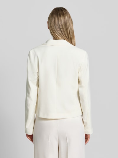 Frauenmodel trägt Blazer aus Viskose-Mix mit Reverskragen von More & More in Creme, taillierter Schnitt, feine Textur, Ganzkörperansicht Rückansicht.