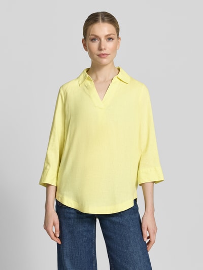 Frauenmodel trägt Relaxed Fit Hemdbluse aus Leinen-Viskose-Mix von s.Oliver RED LABEL in Optik: Unifarben, Flammgarnstruktur, Ganzkörperansicht von vorne.